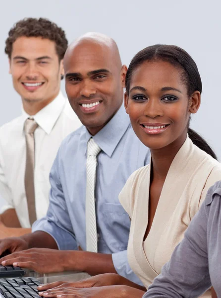 Diversifiziertes selbstbewusstes Business-Team sitzt in einer Reihe — Stockfoto