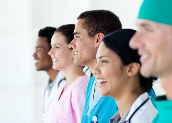 Equipe médica multi-étnica em pé em uma linha — Fotografia de Stock