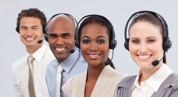 Negocios internacionales con auriculares en una línea — Foto de Stock