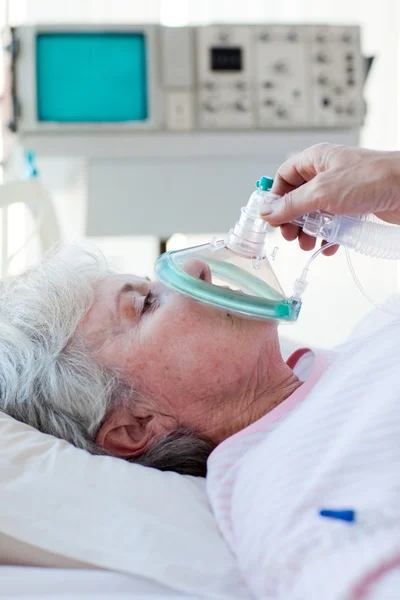 Paziente anziano che riceve maschera ossigeno — Foto Stock