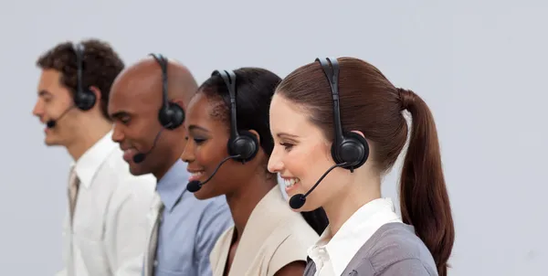 Multi-etnische jonge zakelijke partners werken in een callcenter — Stockfoto