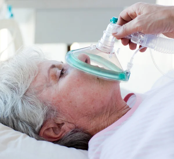 Κοντινό πλάνο του μια γυναίκα ασθενή παραλαβής μάσκα οξυγόνου — Φωτογραφία Αρχείου