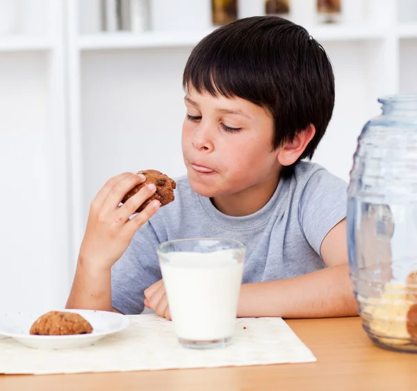 Ung pojke äta kex — Stockfoto