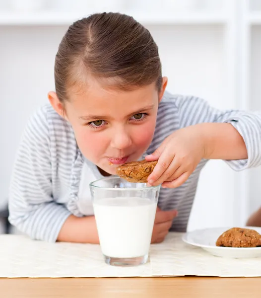 Bisküvileri yiyen küçük kız portresi — Stok fotoğraf
