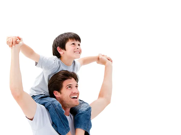 Радостный отец катает своего сына на спине — стоковое фото