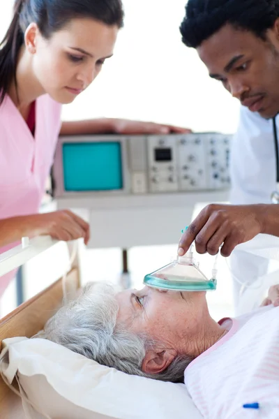 En läkare och en sjuksköterska återupplivning en patient — Stock fotografie