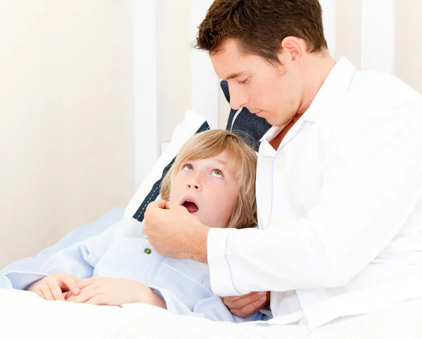 Médico caucásico examinando a un niño —  Fotos de Stock