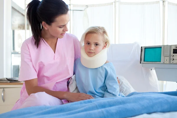 Медсестра, ухаживающая за малышом с шейным корсет — стоковое фото