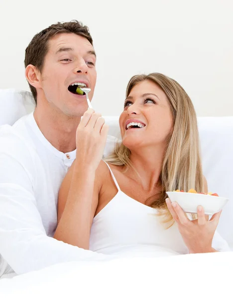 朝食を食べて笑顔のカップル — ストック写真