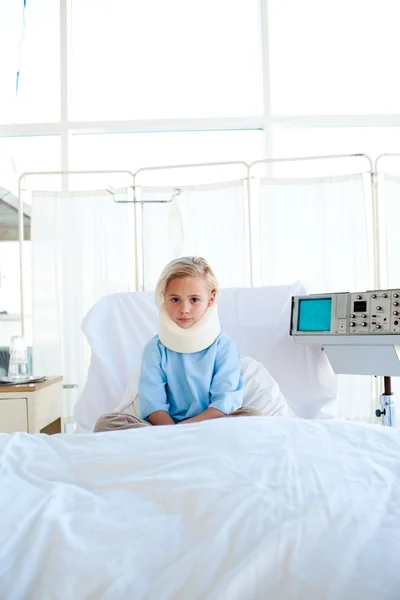 Ideges kis lány nyakmerevítővel — Stock Fotó