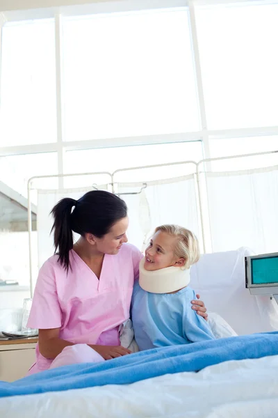 Υψηλή γωνία μια νοσοκόμα και τον ασθενή που κάθεται σε ένα κρεβάτι νοσοκομείου — Φωτογραφία Αρχείου