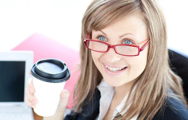 Bright businesswoman drinking coffee — Stock Photo, Image