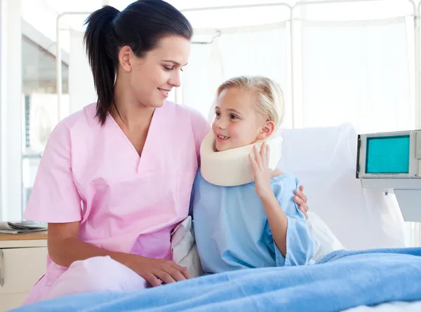 Kleines Mädchen mit Nackenstütze und ihre Krankenschwester — Stockfoto