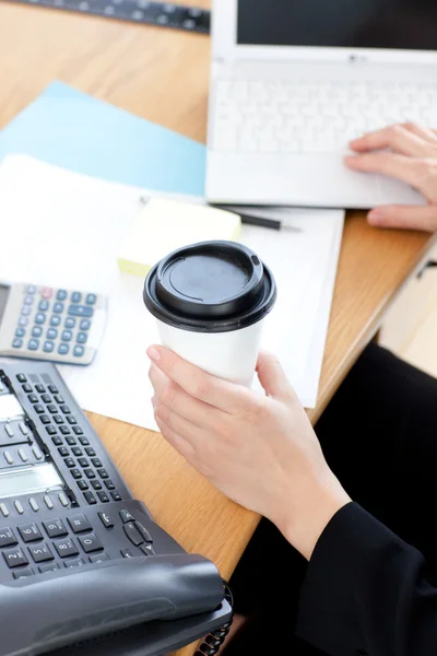 Крупним планом бізнес-леді п'є каву — стокове фото