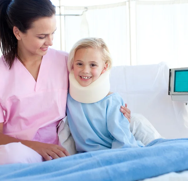 Paciente sonriente con un corsé en el cuello y su enfermera —  Fotos de Stock