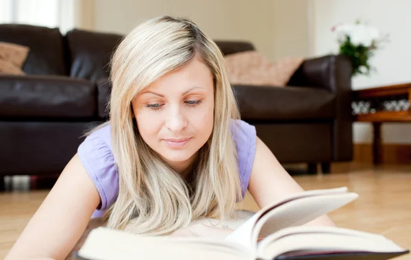 Mulher bonita lendo um livro — Fotografia de Stock