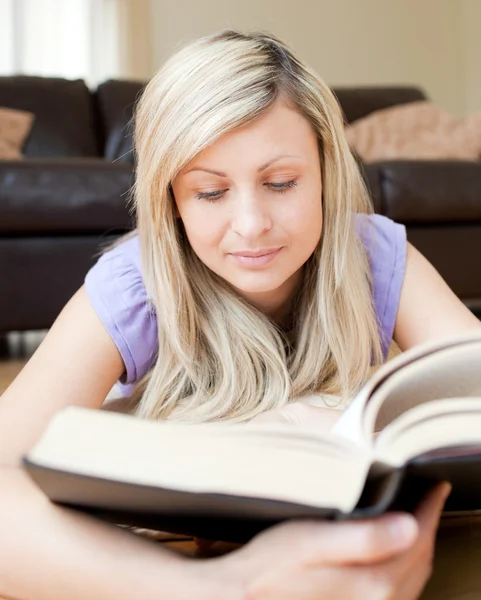 Femme mignonne lisant un livre — Photo