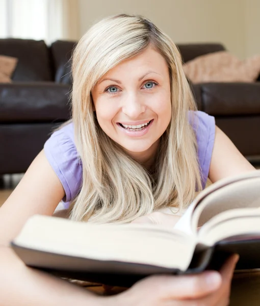 Usmívající se žena čte knihu — Stock fotografie