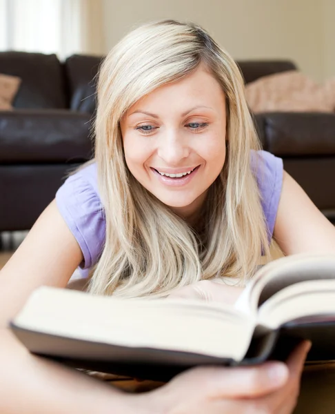 Szczęśliwa kobieta czytająca książkę — Zdjęcie stockowe