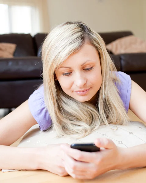 Beautiful woman sending a text — Stock Photo, Image