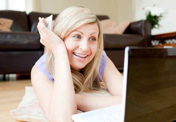 Promienna kobieta za pomocą laptopa — Zdjęcie stockowe