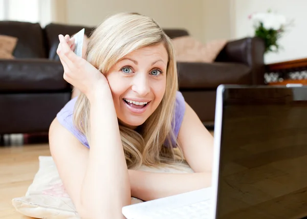 Mulher alegre usando um laptop — Fotografia de Stock
