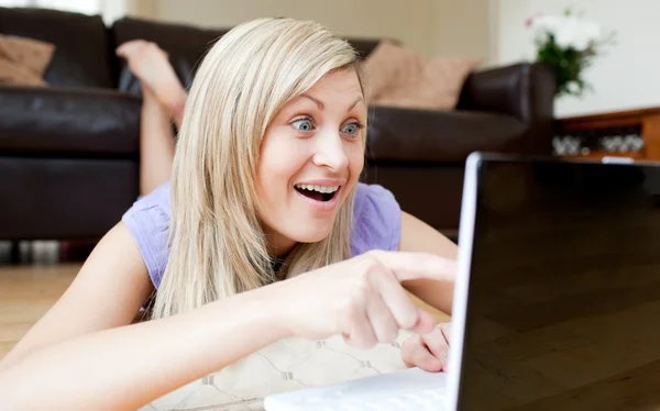 Mulher surpreendida usando um laptop — Fotografia de Stock