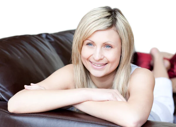 Retrato de una mujer feliz acostada en el sofá —  Fotos de Stock