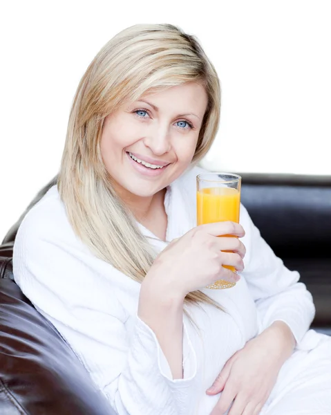 Schöne Frau trinkt einen orangefarbenen Jus — Stockfoto