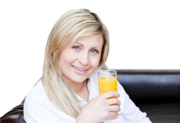 Glad kvinna dricka en orange jus — Stockfoto