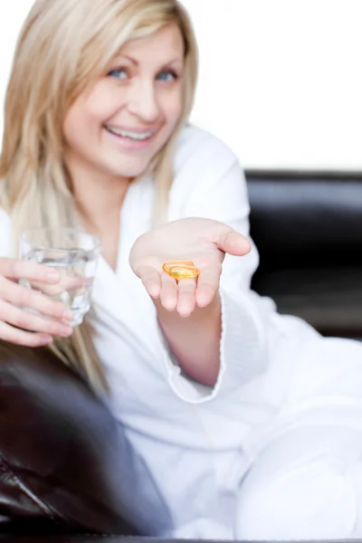 Mulher bonita segurando medicina — Fotografia de Stock