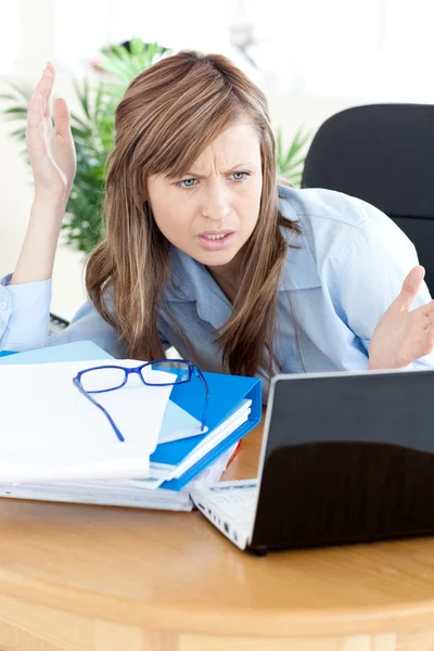 Стрессовая деловая женщина смотрит на ноутбук — стоковое фото