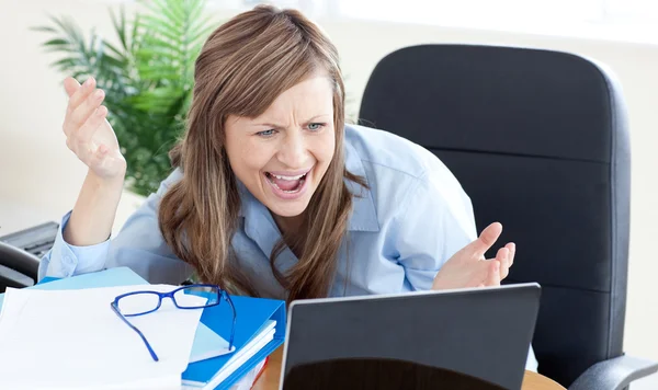 Förvånad affärskvinna tittar på den bärbara datorn — Stockfoto