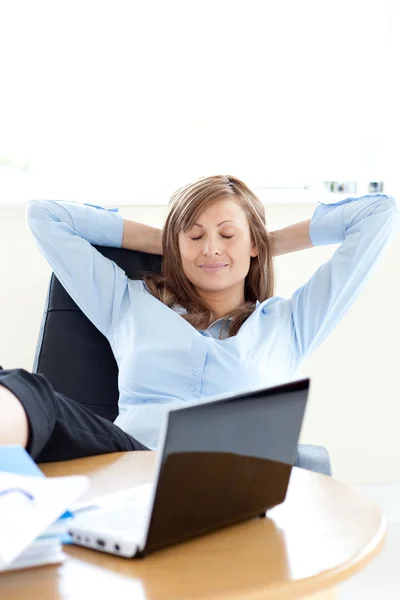 Entspannte Geschäftsfrau blickt auf den Laptop — Stockfoto