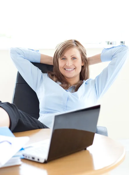 Glimlachende zakenvrouw kijken naar de laptop — Stockfoto