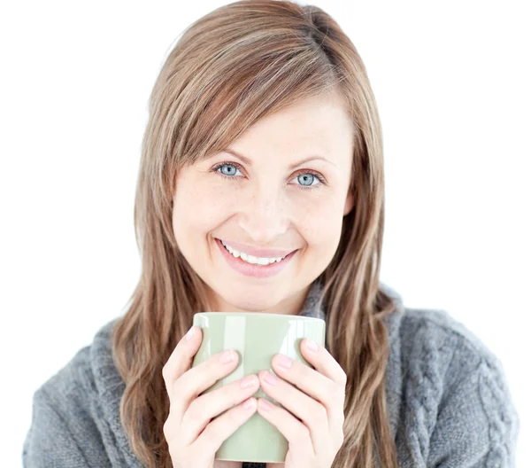 Niedliche Frau hält eine Tasse Kaffee — Stockfoto