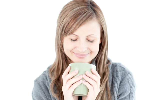 Femme souriante tenant une tasse un café — Photo
