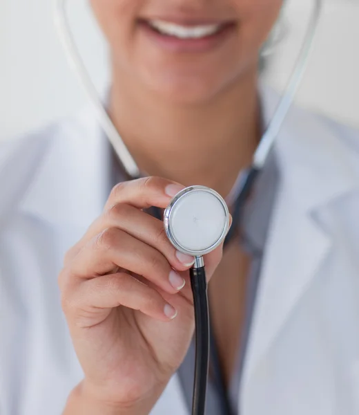 Närbild av en läkare som innehar ett stetoskop — Stockfoto
