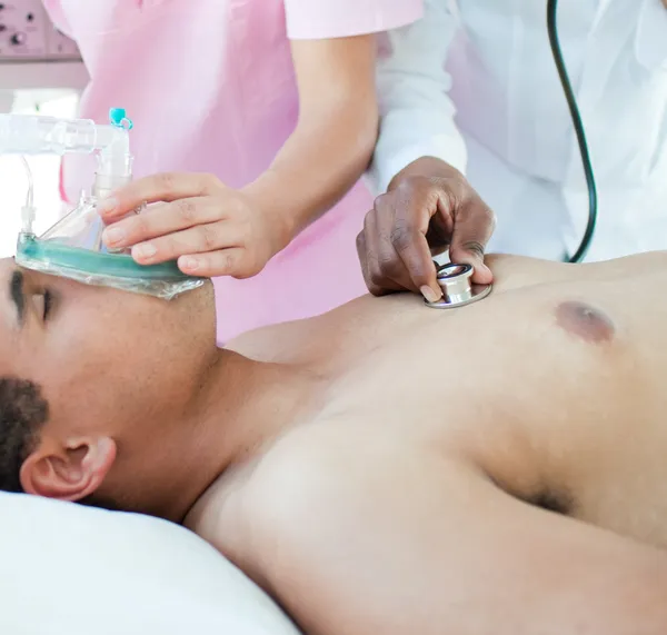 Patient erhält Sauerstoffmaske in Notaufnahme — Stockfoto