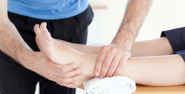 Mladá žena se těší masáž nohou — Stock fotografie