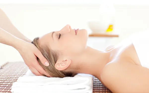 Close-up van een mooie vrouw, ontvangen een hoofd massage — Stockfoto