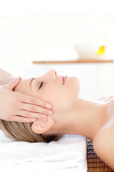 Close-up van een jonge vrouw, ontvangen een hoofd massage — Stockfoto