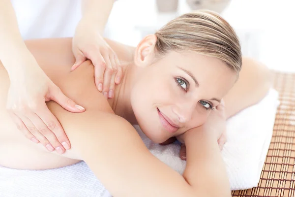 Donna sorridente che riceve un massaggio alla schiena — Foto Stock