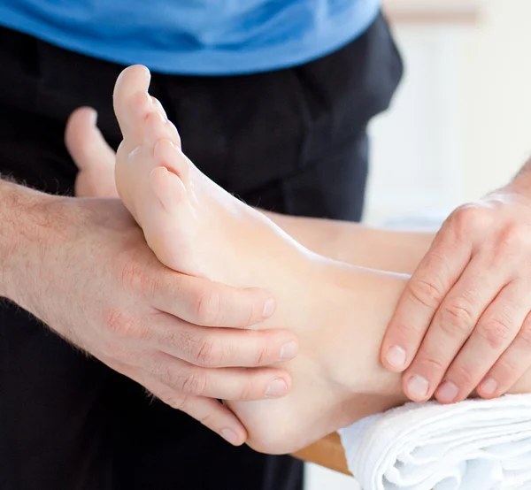Primo piano di una donna che si gode un massaggio ai piedi — Foto Stock