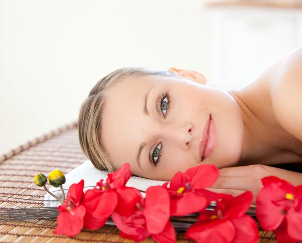 Mujer radiante relajándose en un centro de spa —  Fotos de Stock