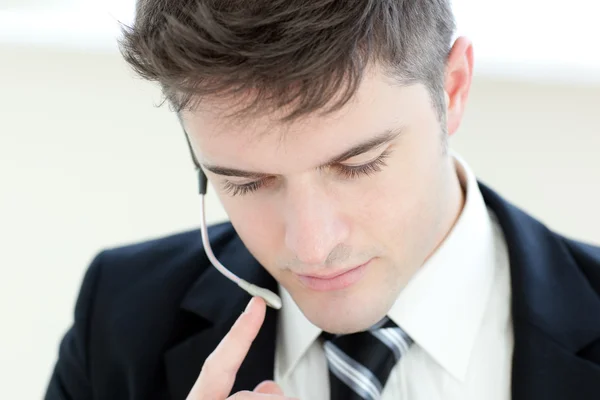 Bir müşteriyle konuşurken bir işadamı portresi — Stok fotoğraf