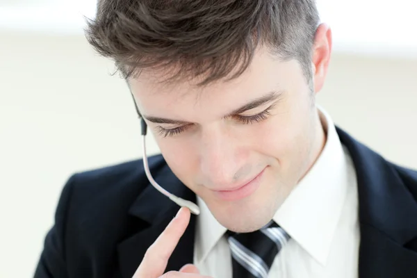 Bir müşteriyle konuşurken gülümseyen bir işadamı portresi — Stok fotoğraf
