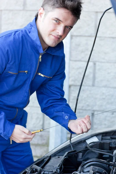 Homme confiant réparer une voiture — Photo