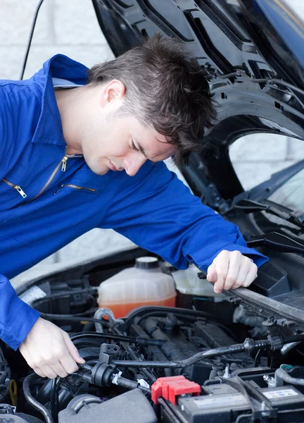 Selbstbewusster Mann repariert Auto — Stockfoto