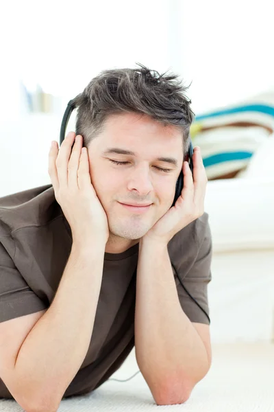 Sorrindo homem ouvindo a música — Fotografia de Stock